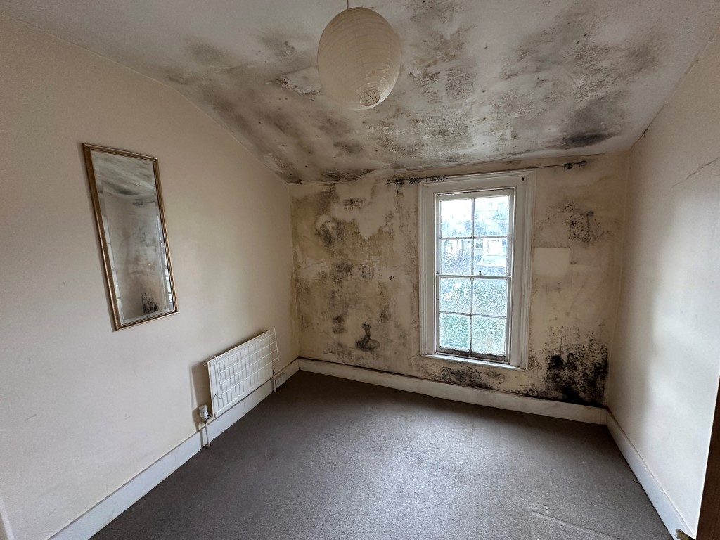 Lot: 170 - TWO-BEDROOM TERRACE HOUSE FOR REFURBISHMENT - Bedroom 2